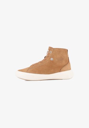Sneakers înalte din suede de culoare căprui deschis, cu o talpă din cauciuc alb, prezentând cusături decorative și un logo debossat pe călcâi.