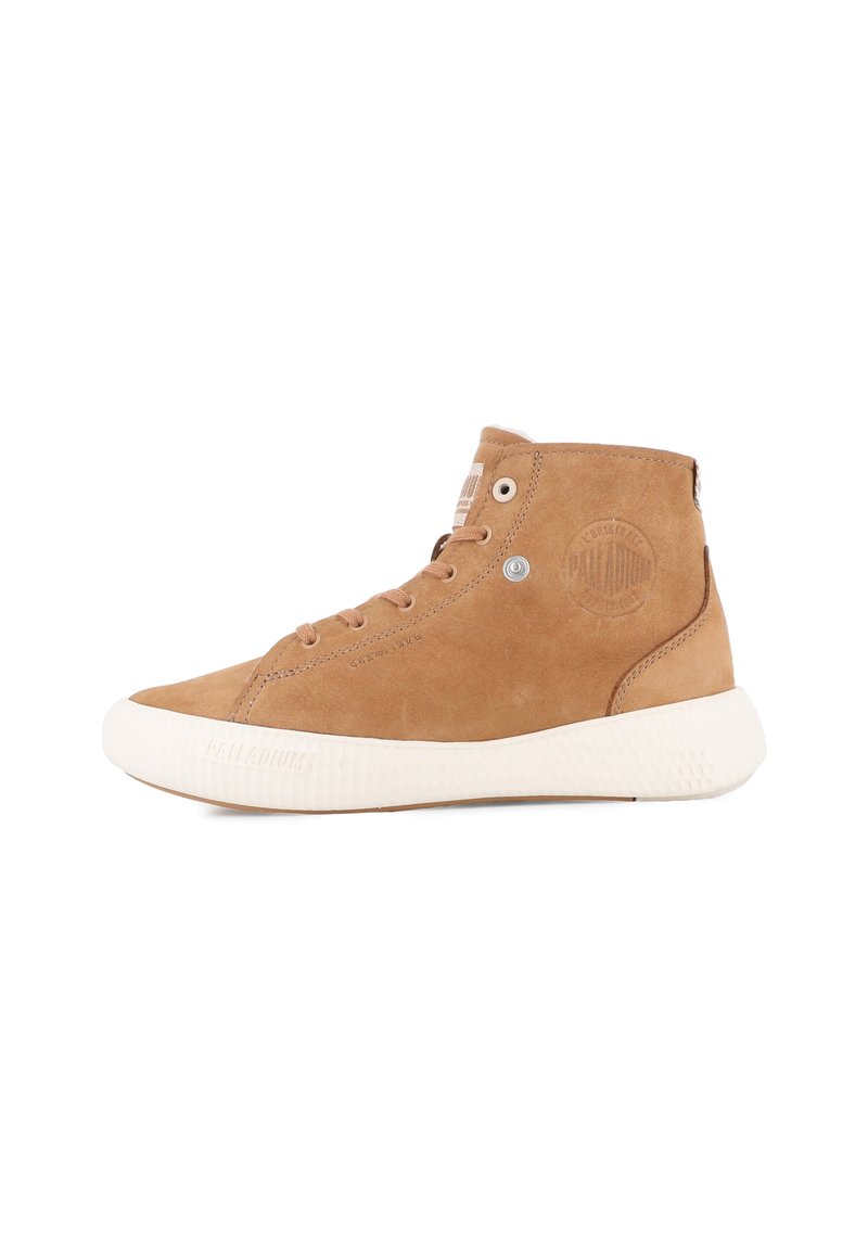 Høyde sneakers laget av lys brun semsket lær med en hvit gummisåle, med dekorativ søm og en logo preget på hælen.