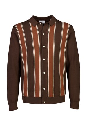 Brun stickad cardigan med vertikala ränder i mörkbrun, ljusbrun och krämfärg. Har en knäppning fram och en klassisk krage.