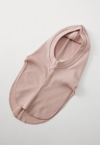 Helle rosa Stoff-Hoodie mit abgerundetem Saum und rundem Ausschnitt. Hergestellt aus weichem Material mit einfachen Nähdetails.