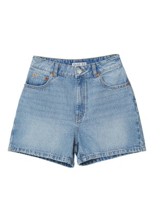 Pantaloncini di jeans azzurri con bottone frontale, cerniera, passanti per cintura e design con cinque tasche, posati su sfondo bianco.