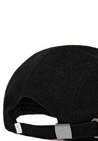 Schwarze Cordhut mit abgerundetem Kopf und verstellbarem Riemen mit Metallbeschlägen, der eine gerippte Textur und ein kleines Stoffetikett aufweist.