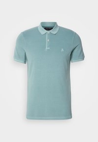 Polo bleu clair à manches courtes avec deux boutons et petit logo blanc "M OP" sur la poitrine gauche, présenté sur fond blanc.