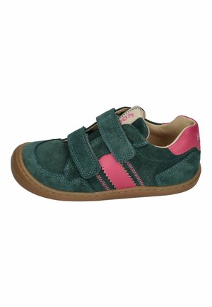 Grüner Wildleder-Kinderschuh mit zwei Klettverschlüssen und pinken Akzenten, brauner Sohle und gepolstertem Kragen.