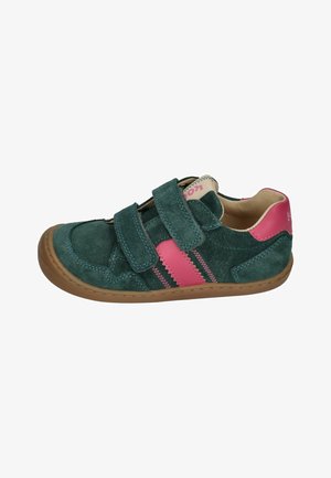 Grüner Wildleder-Kinderschuh mit zwei Klettverschlüssen und pinken Akzenten, brauner Sohle und gepolstertem Kragen.