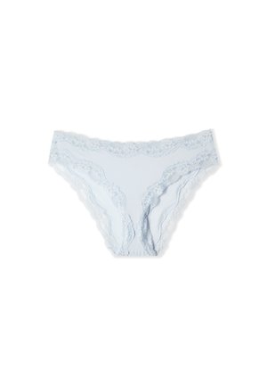 Ropa interior femenina estilo bikini de color azul claro con encaje, extendida sobre un fondo blanco.