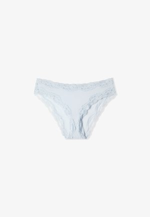 Mutande da donna stile bikini color azzurro con bordature in pizzo, distese su uno sfondo bianco.