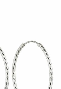 Silberne Creolenohrringe mit einer feinen, gemusterten Textur und einer polierten Oberfläche. Mit Klappverschluss, aus Sterlingsilber, gestempelt 925.