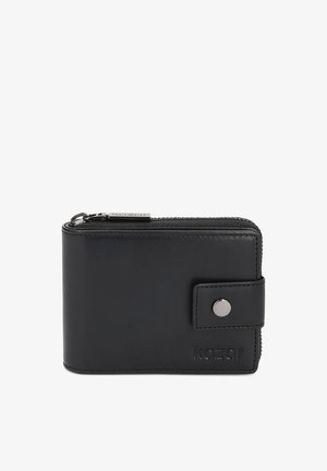 Musta nahkainen lompakko, jossa on painonappisuljenta, vetoketjutasku ja etuosan alaoikealla kohopainettu merkkinnimi "kazar".