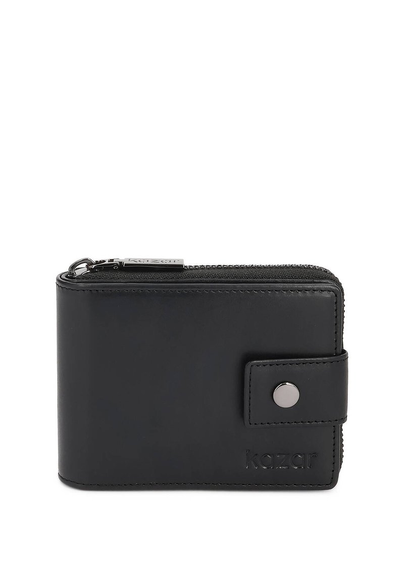 Melna ādas maks ar spiedpogu aizdari, rāvējslēdzēja nodalījumu un reljefa zīmola nosaukumu "kazar" priekšējā apakšējā labajā stūrī.