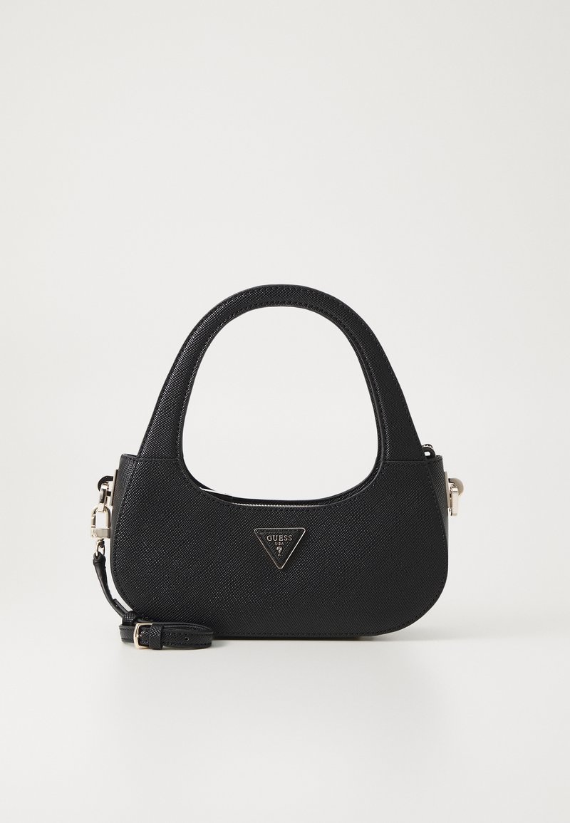 Sac à main noir texturé avec poignées courbées, bandoulière latérale réglable et logo Guess en métal à l'avant sur fond blanc.