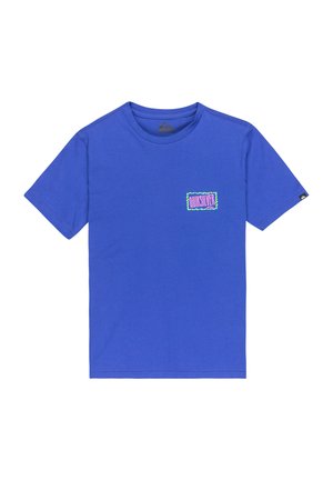 Blaues Baumwoll-T-Shirt mit kurzen Ärmeln, das eine Drucktasche auf der linken Vorderseite in Lila und Grün sowie ein Logo auf dem Ärmel aufweist.