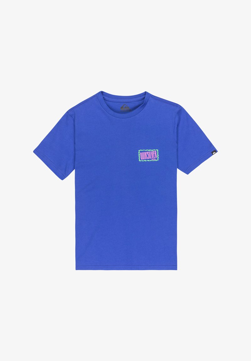 Camiseta de algodón azul con mangas cortas, con un estampado de bolsillo en el pecho izquierdo en púrpura y verde, y un logo en la manga.