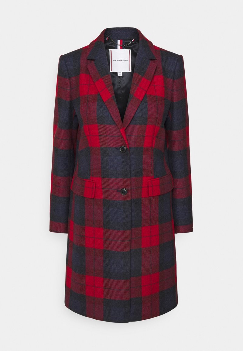 Manteau long à simple boutonnage avec grand motif à carreaux rouge et bleu marine, col à revers cranté, deux boutons et poches à rabat sur le devant.