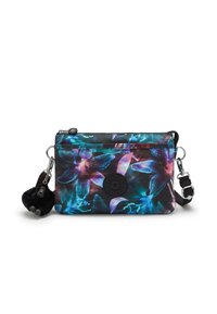 Pochette con stampa floreale, caratterizzata da fiori blu e viola vivaci su uno sfondo nero. Presenta un logo nero e un accessorio pom-pom soffice.