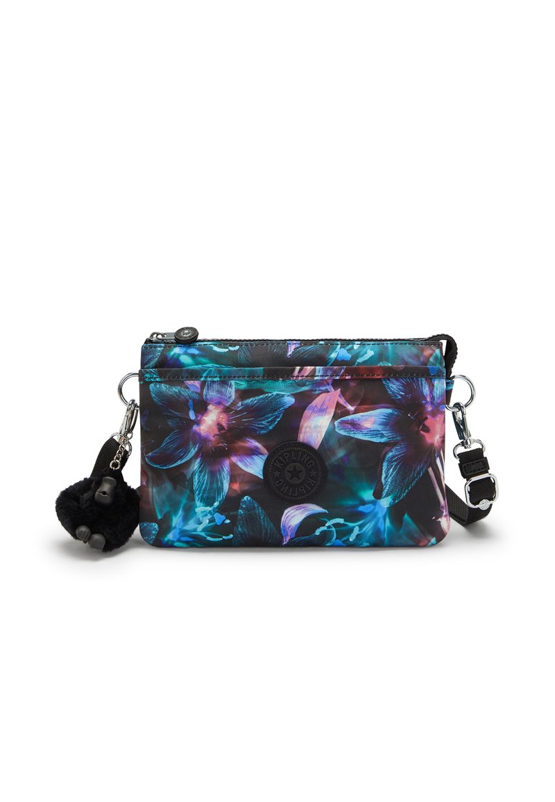 Pochette con stampa floreale, caratterizzata da fiori blu e viola vivaci su uno sfondo nero. Presenta un logo nero e un accessorio pom-pom soffice.