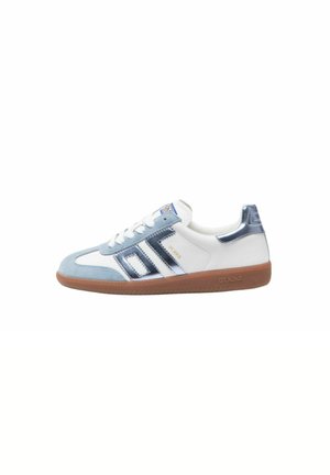 Sneaker bianca low-top con punta in camoscio azzurro chiaro, dettagli blu metallizzato, suola in gomma marrone e lacci bianchi.