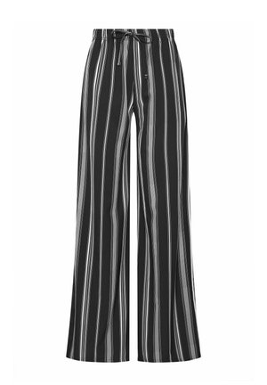 Sorte bukser med vide ben, der har lodrette hvide striber og en snøre i taljen.