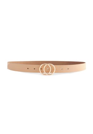Ceinture en cuir beige avec une boucle double ronde en or et cinq trous de réglage sur fond blanc.