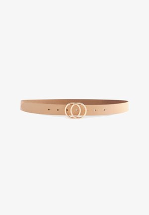 Beige leren riem met een dubbele ronde gouden gesp en vijf verstelgaten op een witte achtergrond.