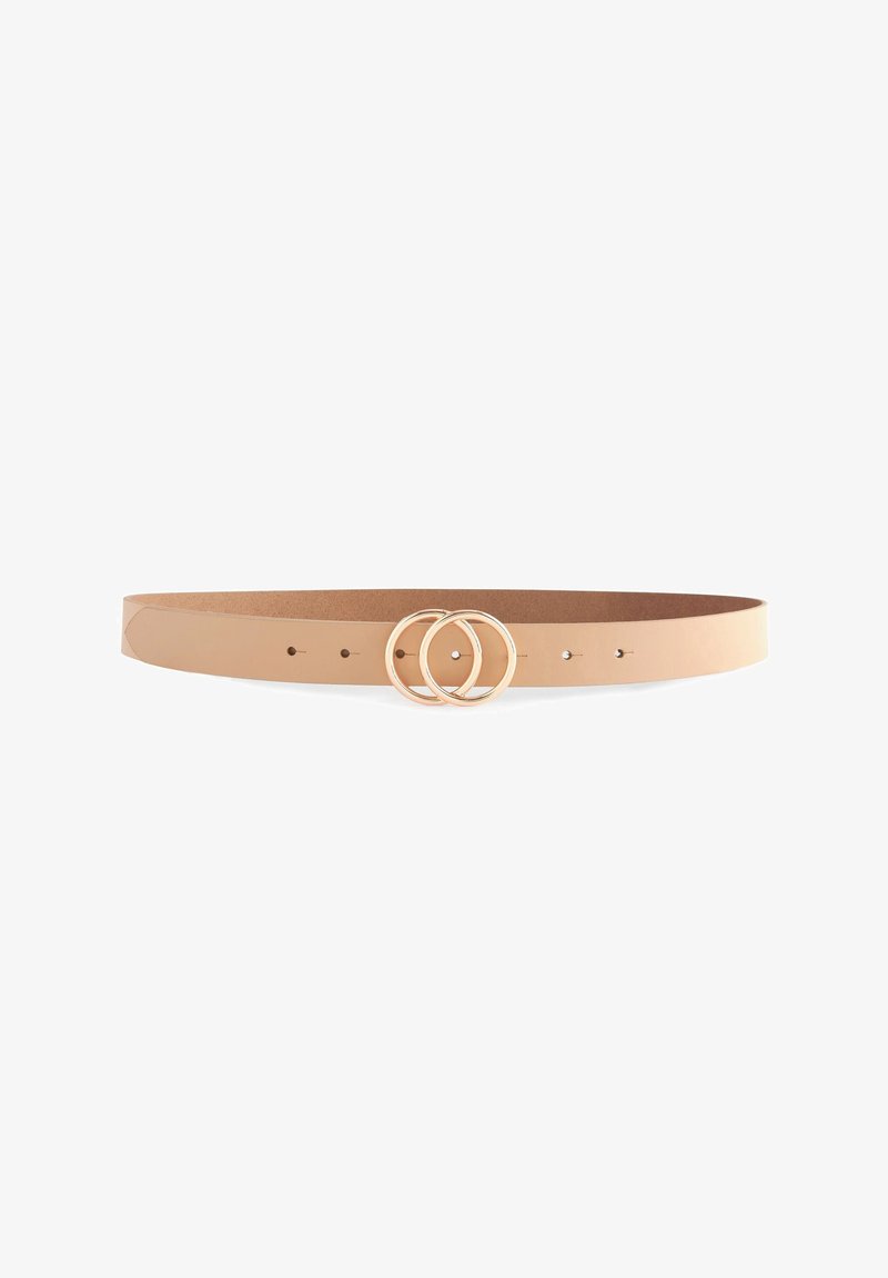 Ceinture en cuir beige avec une boucle double ronde en or et cinq trous de réglage sur fond blanc.