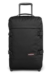 Zaino a ruote nero realizzato in tessuto resistente, dotato di spallacci regolabili, un compartimento principale e un logo Eastpak ben visibile sul davanti.