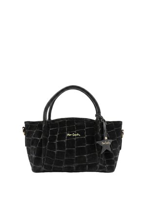 Borsa nera con texture, due manici, logo del marchio dorato sul davanti e etichetta in pelle a forma di stella attaccata a un manico.
