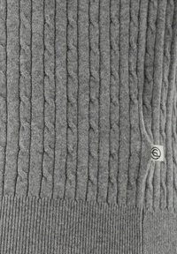 Grauer Pullover mit einem Zopfmuster, geripptem Saum und einem kleinen Markenetikett an der Seite. Das Material wirkt weich und dick.