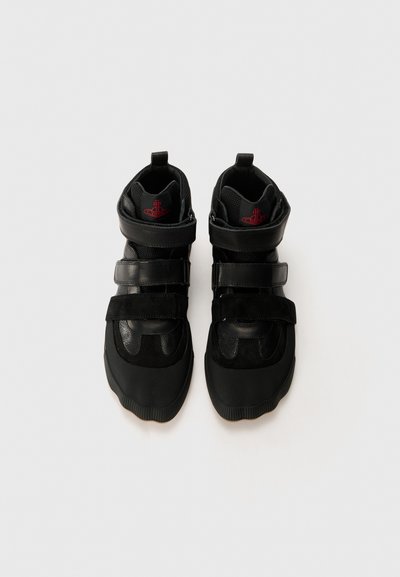 Schwarze High-Top-Sneaker mit Klettverschlüssen, strukturiertem Leder und Netzeinsätzen, mit einem runden roten Logo auf der Zunge.