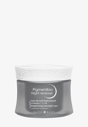 Graues Glasgefäß mit weißem Kunststoffdeckel. Das Etikett trägt die Aufschrift "Pigmentbio Night Renewer" und enthält Angaben zu aufhellenden Inhaltsstoffen.