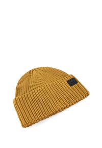 Berretto giallo senape lavorato a maglia con bordo ripiegato, caratterizzato da un motivo testurizzato e un'etichetta nera rettangolare sul lato.