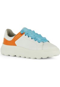 Baskets en cuir blanc avec des accents orange et de grandes lacets en satin bleu. Semelle blanche épaisse avec un fond arrondi et texturé pour une bonne adhérence.