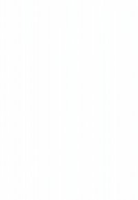 Kvinde i gul kjole og mørk jakke går ned ad stentrapper og holder en lyseblå indkøbspose i en bymæssig indstilling.