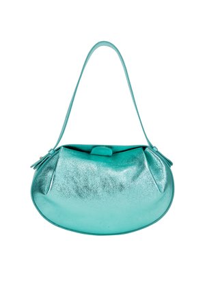 Borsa a tracolla in metallo turchese con corpo arrotondato, fondo piatto e una sola tracolla; presenta una parte superiore arricciata e una leggera lucentezza.