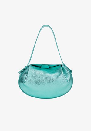 Borsa a tracolla in metallo turchese con corpo arrotondato, fondo piatto e una sola tracolla; presenta una parte superiore arricciata e una leggera lucentezza.