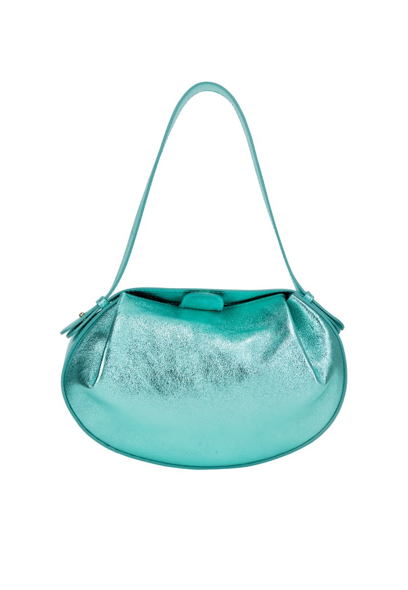 Borsa a tracolla in metallo turchese con corpo arrotondato, fondo piatto e una sola tracolla; presenta una parte superiore arricciata e una leggera lucentezza.