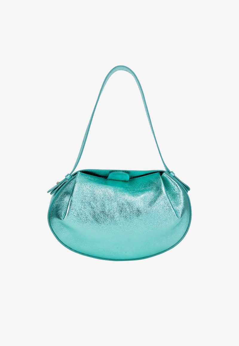 Turkis metalisk håndtaske med en rund krop, flad bund og en enkelt skulderrem; har en samlet top og en subtil glans.