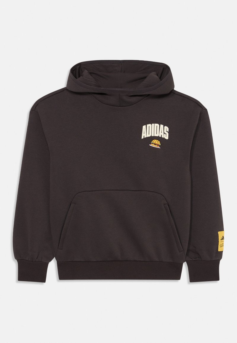 Sudadera con capucha de color gris oscuro, con un bolsillo tipo canguro, que presenta el logo blanco de Adidas y un parche amarillo con detalles de la marca en la manga.