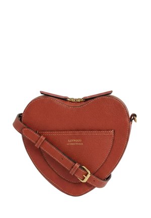 Sac besace en cuir marron en forme de cœur avec poche frontale, boucle dorée et fermeture éclair, étiqueté "Loxwood Le Cabas Parisien".