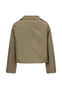 Khaki kurtka, krótkiego kroju, wykonana z gładkiego materiału. Posiada kołnierz, długie rękawy z ozdobnymi guzikami oraz detal w postaci szwu środkowego z tyłu.