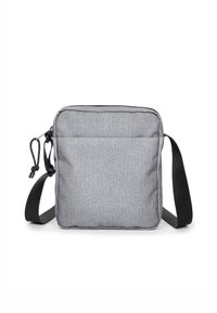Szara torebka na ramię o kwadratowym kształcie, z przednią kieszenią, czarnym paskiem i zapięciem na zamek. Gładka tekstura z minimalnymi detalami.