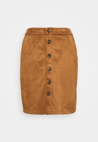 Brun mockasinskörtd med en framknappsstängning, som har sju runda bruna knappar och en jämn textur.