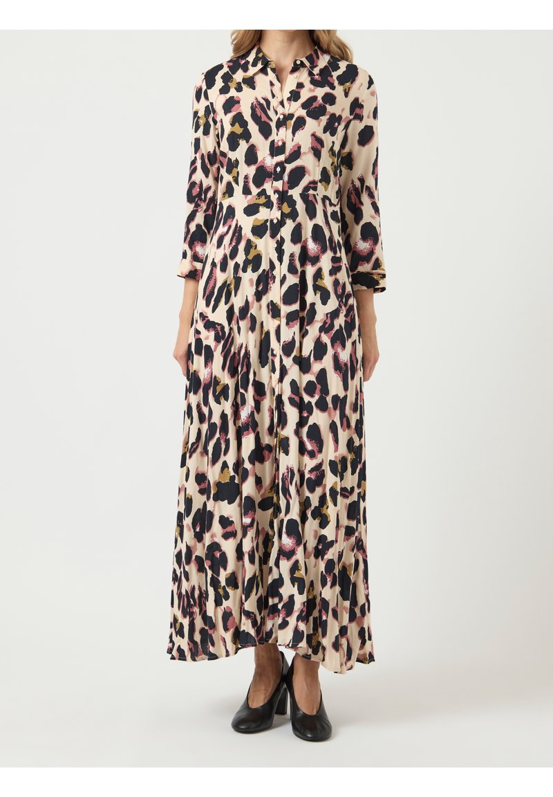 Robe longue à boutons en tissu doux ; présente un imprimé léopard rose, noir et or ; jupe évasée ; manches trois-quarts ; assortie à des chaussures noires.