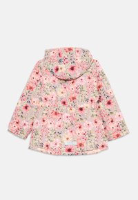 Imperméable floral avec un motif floral rose sur un fond clair, doté d'une capuche et d'une taille cintrée pour une silhouette ajustée.