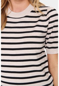 Randig t-shirt i ljusbeige med svarta horisontella ränder, rund halsringning och korta ärmar. Mjuk textur och enkel design.
