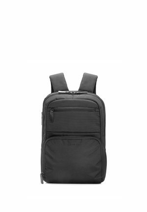 Czarny plecak z dwoma przednimi kieszeniami na zamek, wyściełanymi paskami na ramiona oraz górnym zamkiem błyskawicznym, przedstawiony na białym tle.