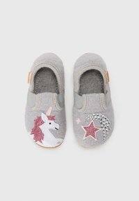 Chinelos cinzentos felpudos com faixas laterais elásticas, apresentando um unicórnio branco, uma estrela cor-de-rosa cintilante e detalhes em strass na ponta.