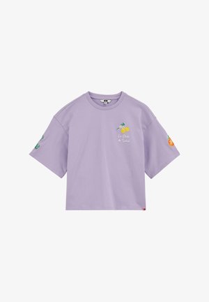 T-shirt court à manches courtes couleur lavande avec broderie de fruits citron et orange sur le devant et les manches, avec le texte "Le Club de Soleil".