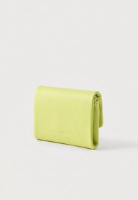 Pieni limen vihreä nahkalompakko, jossa on teksturoitu pinta ja kultainen brändinimi etupuolella, aseteltuna valkoiselle taustalle.