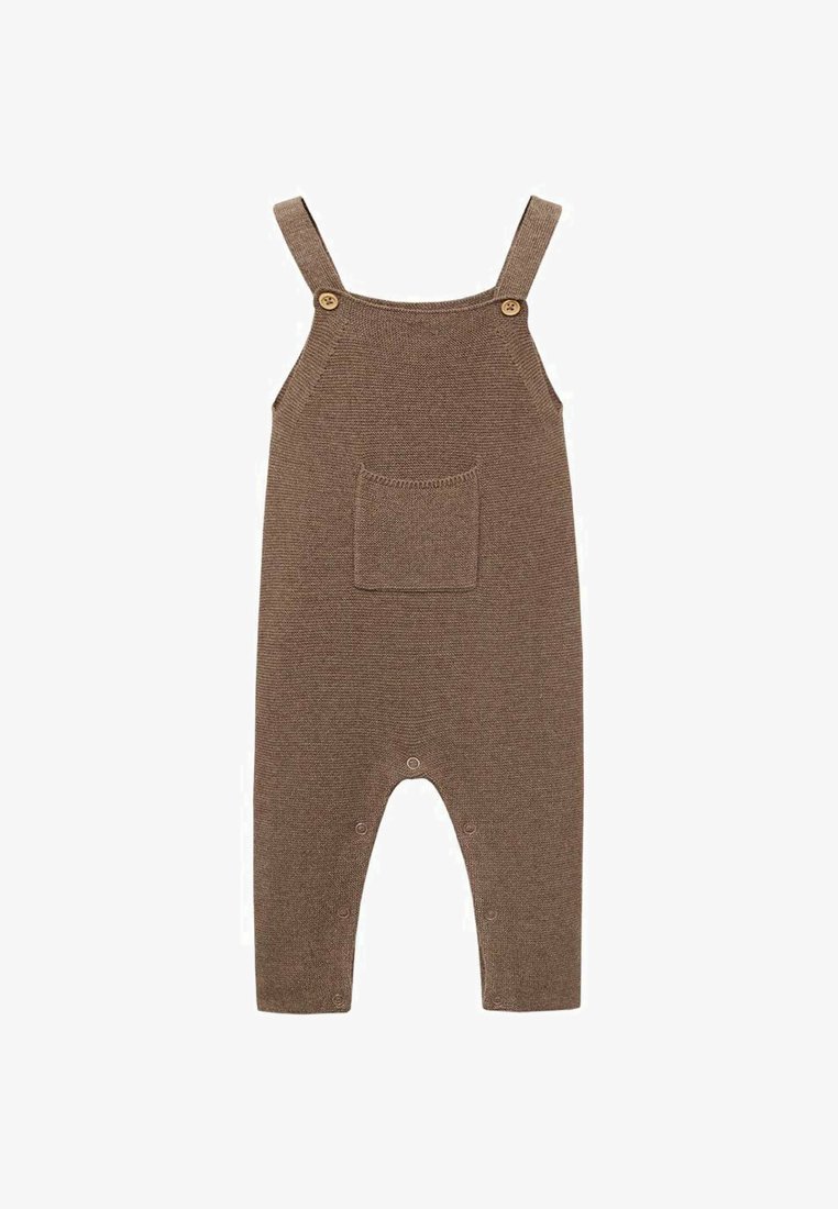 Brauner gestrickter Overall mit verstellbaren Trägern, Fronttasche und Druckknopfverschlüssen am Boden. Strukturierter Stoff, lässiges Design.